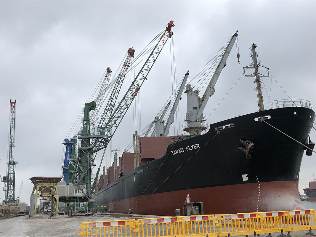 ITALGRU IMHC 1580 E mobile cranes in use on a vessel