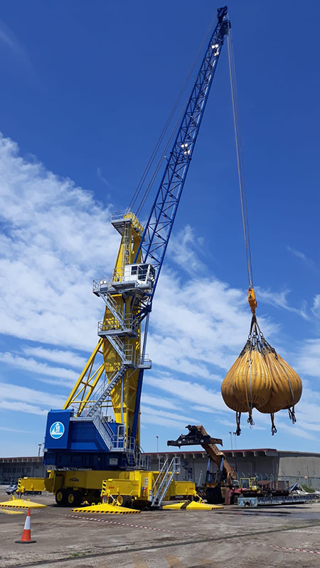 ITALGRU IMHC 1580 E mobile crane loading cargo