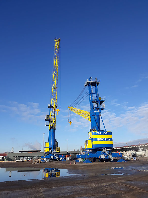 IMHC 2120 E ITALGRU mobile harbour crane in a port