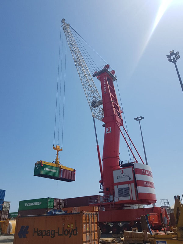 IMHC 3160 E ITALGRU mobile port crane loading a bulk