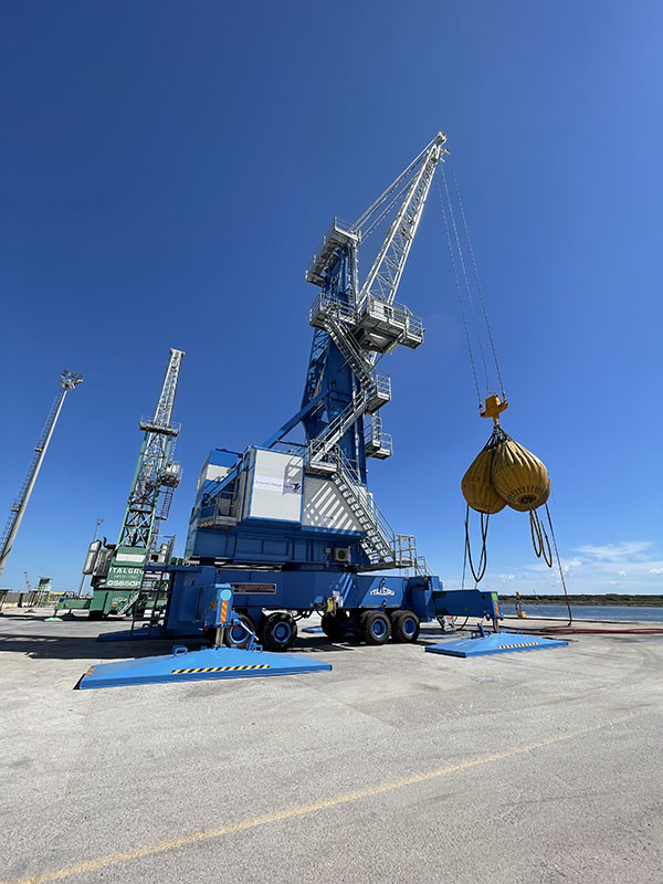 ITALGRU IMHC 1580 mobile harbour crane loading a bulk