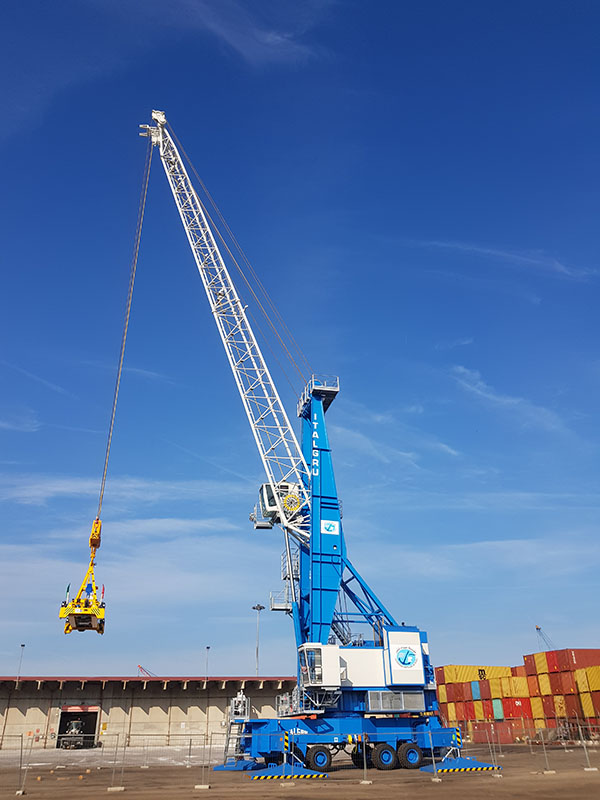 ITALGRU IMHC 1580 mobile harbour crane loading a bulk in a port