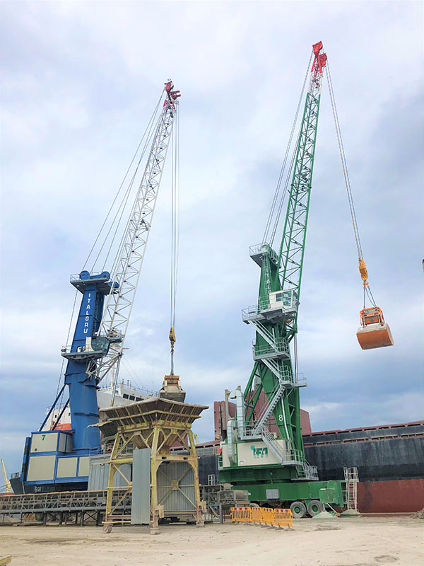 Two ITALGRU IMHC 1580 mobile harbour cranes loading bulks