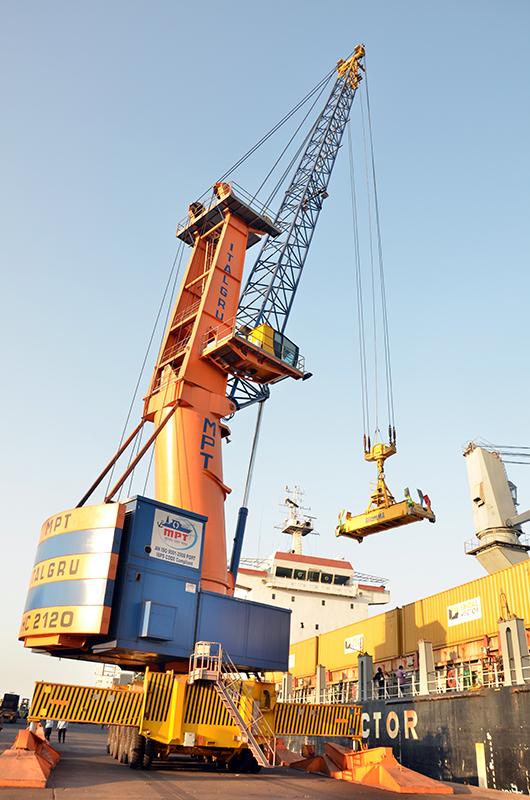 ITALGRU hydraulic mobile harbour crane with a bulk