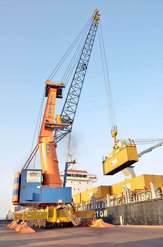 ITALGRU blue and orange mobile harbour crane with a bulk