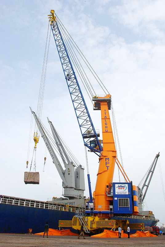 ITALGRU mobile harbour crane with a bulk