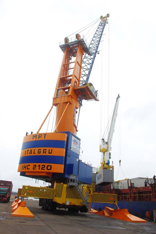 ITALGRU mobile harbour crane with a bulk from below