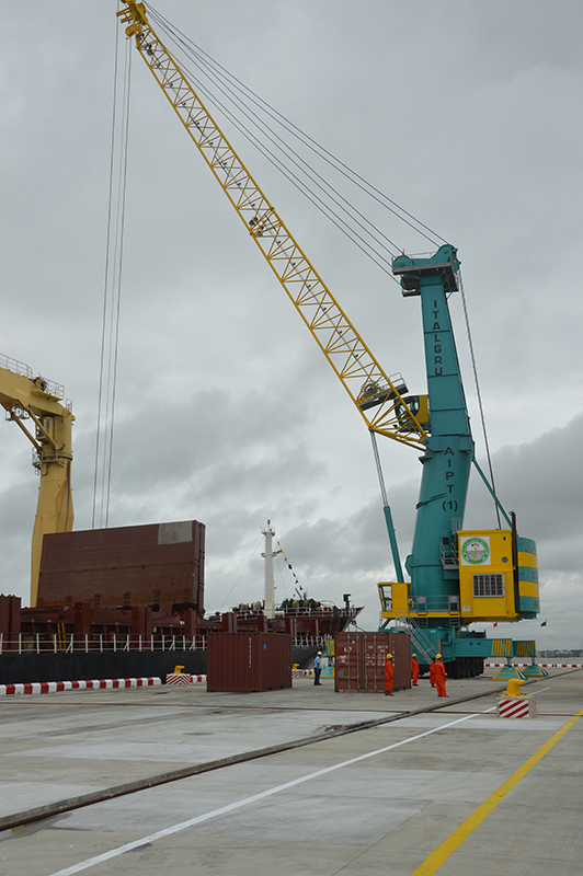ITALGRU green and yellow mobile harbour crane with a bulk