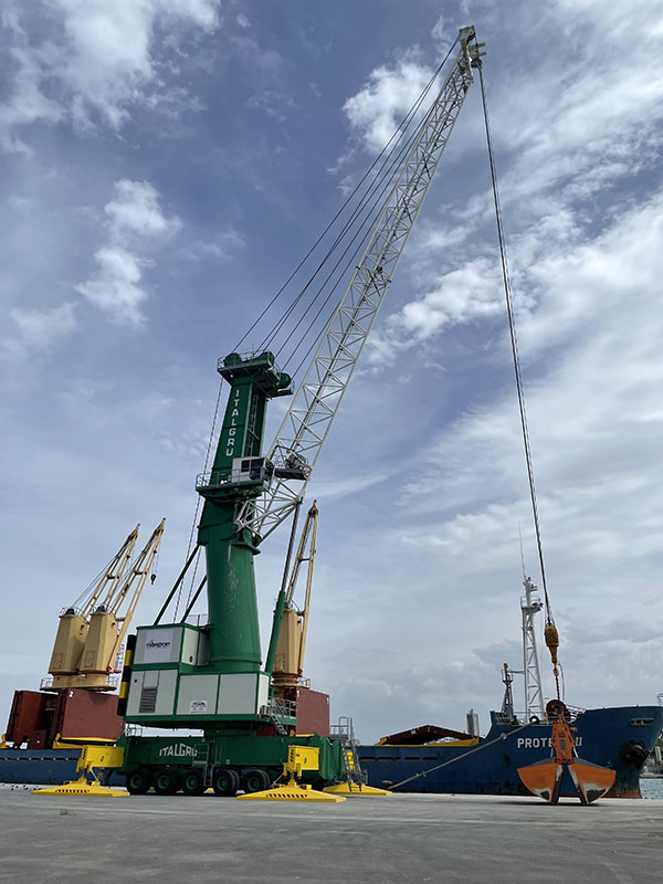 ITALGRU green and yellow mobile harbour crane 