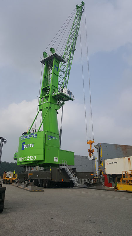 ITALGRU green mobile harbour crane in a port