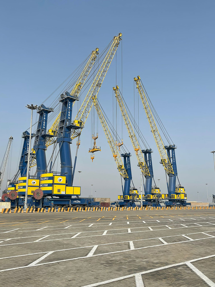 IMHC 4200 mobile harbour cranes in a row