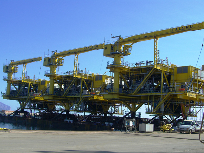 ITALGRU TC yellwo offshore cranes in a row
